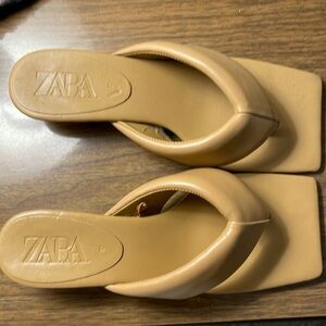 Puffy sandals w heel